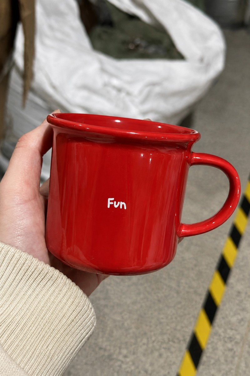 楽しいレッドエナメルスタイルのセラミックコーヒーマグ